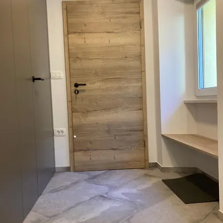 Hisa Padnjec Daire *