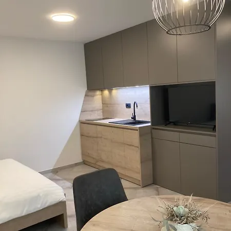 Hisa Padnjec Daire *