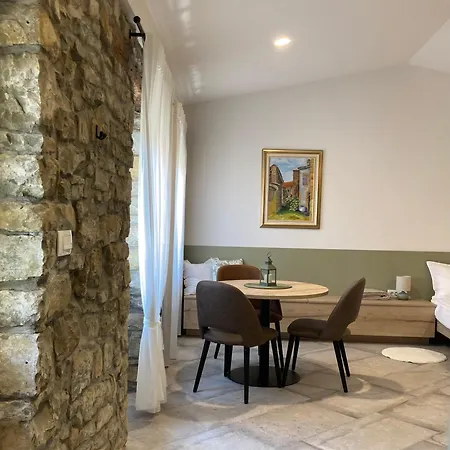 Hisa Padnjec Daire *